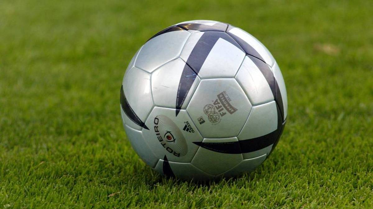 Offizieller Spielball der EM 2004 in Portugal war der "Roteiro". Dieser Ball wurde erstmals nicht zusammengenäht, sondern thermisch verklebt. Daher besteht er nur aus Kunststoff.