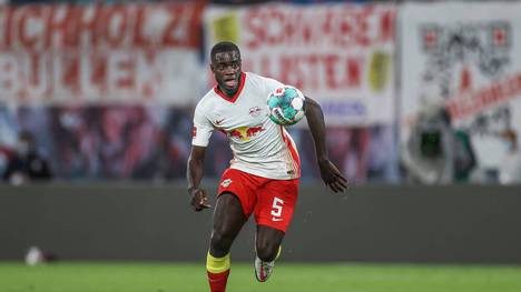 Kann Dayot Upamecano die Bayern-Verteidigung in Zukunft stabilisieren? Alfred Draxler verrät im CHECK24 Doppelpass den Transferstand um den Leipziger Innenverteidiger.