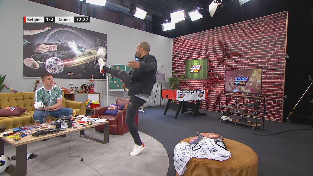 SNICKERS Fan Talks: David Odonkor und Aaron Troscke im Klorollen-Battle