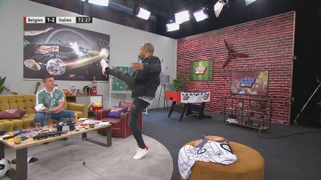 David Odonkor zeigt im SNICKERS Fan Talks seine Jonglier-Fähigkeiten mit einer Klopapierrolle. Mit dem Ergebnis ist der Ex-Profi aber nicht zufrieden.