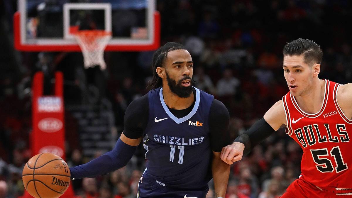 Im Gegenzug schicken die Jazz Grayson Allen, Kyle Korver, Jae Crowder, den Nummer 23. Pick des diesjährigen Drafts sowie einen künftigen Erstrundenpick nach Tennessee. In Utah soll der Point Guard dem Bericht zufolge bis 2021 für ein Grundgehalt von 32,5 Millionen Dollar spielen