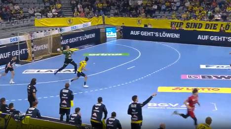 Der Super-Bowl-Hype hinterlässt es auch in der Handball Bundesliga seine Spuren. Zumindest zeigt sich Löwen-Keeper David Späth bei seinem Assists in bester Quarterback-Manier.
