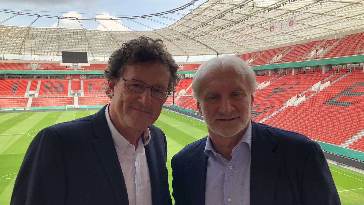 SPORT1-Reporter Thomas Herrmann (l.) traf Rudi Völler zum Interview