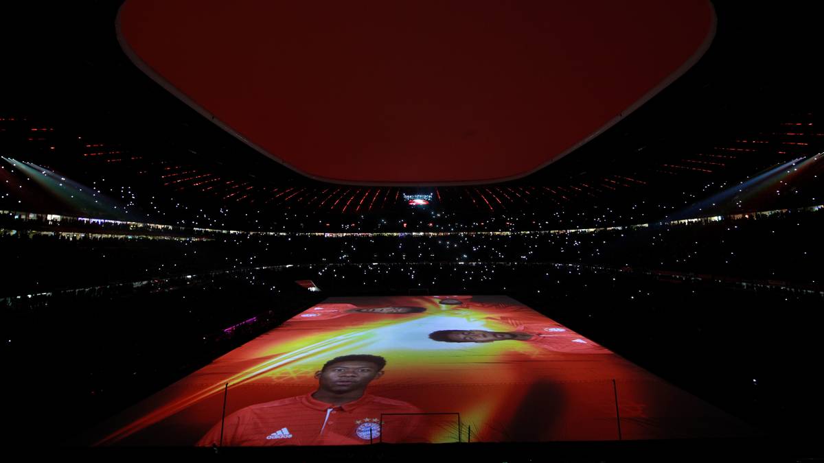 Alle Spieler werden auf den Rasen projiziert, hier: David Alaba...