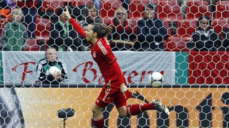 Ivana Rudelic bejubelt ihren Treffer für den FC Bayern im DFB-Pokalfinale 2012