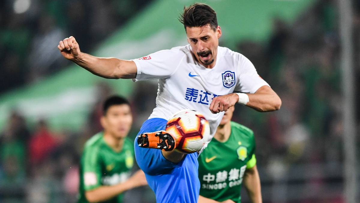 CHINA - SANDRO WAGNER (Tianjin Teda): Seit knapp einem Jahr spielt der Ex-Bayern-Stürmer schon in China. Bei TJ Tenda hat er sich zu einer festen Größe entwickelt und steht fast immer 90 Minuten auf dem Platz. 12 Tore in 26 Spielen können sich sehen lassen. Und finanziell ist sein angeblich 15 Millionen Euro schwerer Zwei-Jahres-Deal für ihn ohnehin höchst lohnenswert