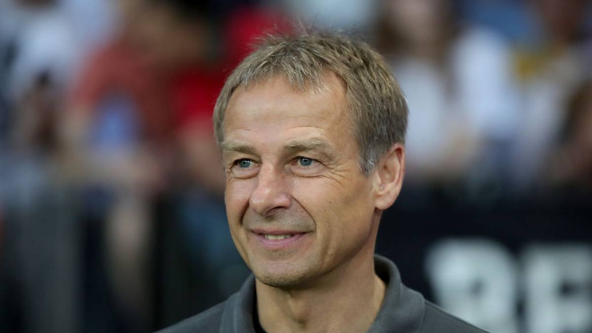 Jürgen Klinsmann kehrt auf den Fußballplatz zurück. Zugunsten seiner Stiftung "Agapedia" und seines neuesten Projekts "K19 Herzenssache" lädt der 55-Jährige zum Benefizspiel (Sonntag, ab 13 Uhr LIVE im TV auf SPORT1)