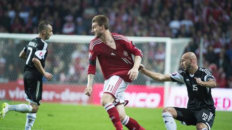 Nicklas Bendtner (M.) spielte für Dänemark gegen Albanien als Stürmer durch
