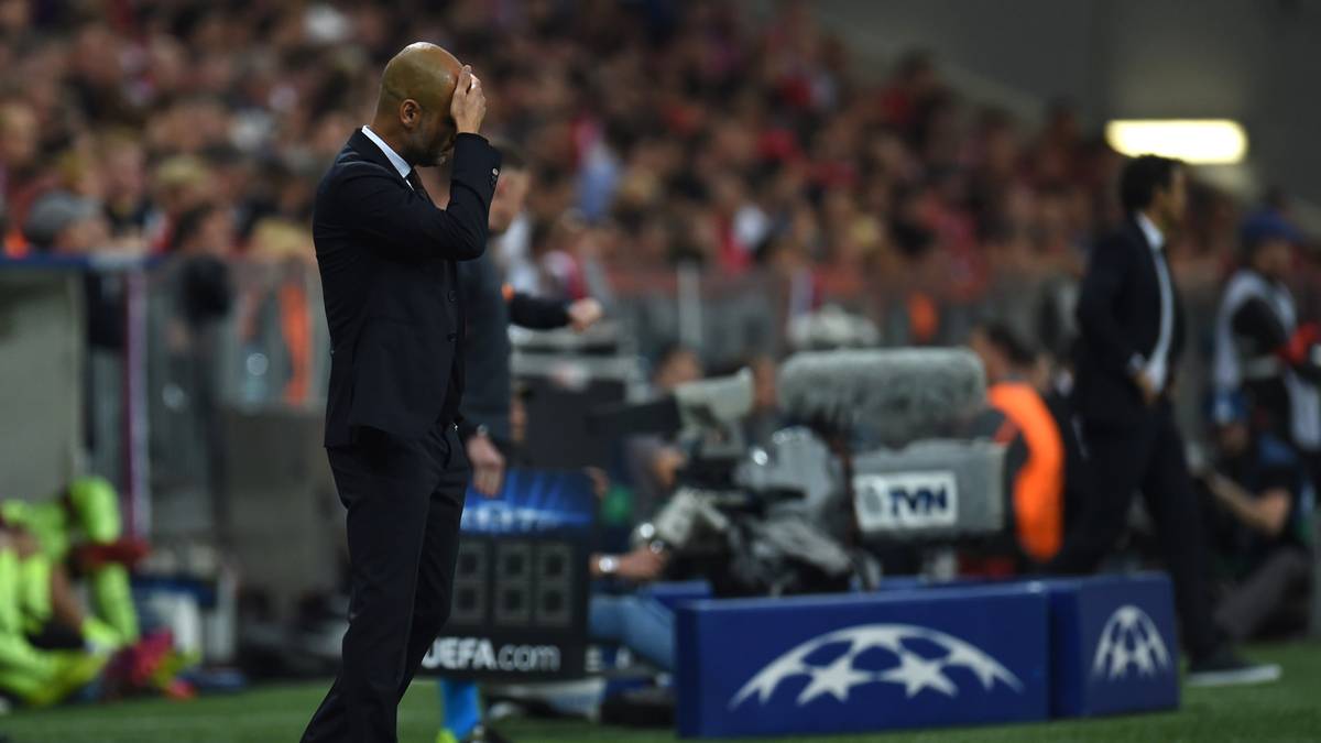 Als Guardiola mit den Bayern 2015 das Halbfinale der Champions League sang- und klanglos 0:3 gegen Barcelona verliert, meldet sich auch Mourinho wieder zu Wort. Auf die Frage, ob er mit Chelsea gerne den Stil des FC Barcelona oder der Bayern spielen würde, verschießt der 52-Jährige mal wieder Giftpfeile