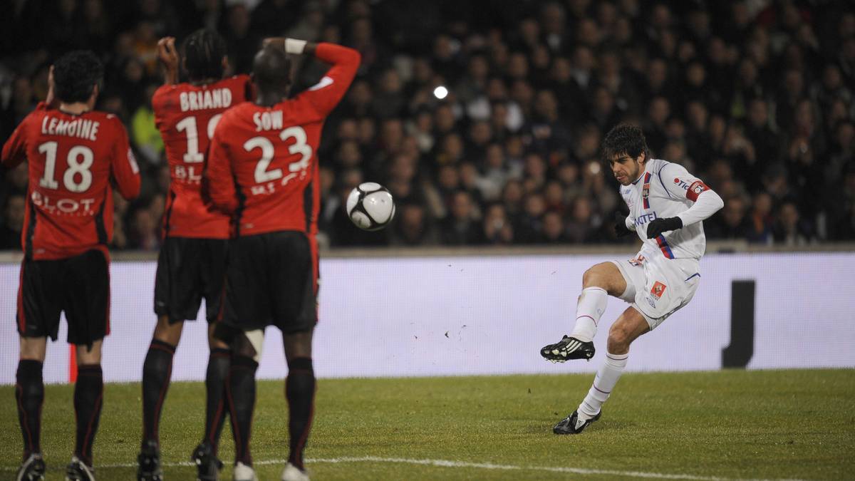 Juninho: Letztes Jahr verkündete er sein Karriereende. Kaum ein anderer Spieler stand so sehr für die Kunst des Freistoßes als der Franzose. 44 seiner insgesamt hundert Tore für Lyon erzielte er per Freistoß