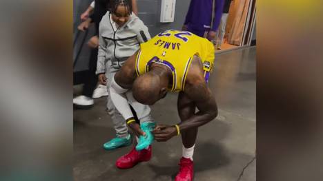 Ein junger Fan fragt höflich nach einem Autogramm. Das überzeugt LeBron James, anzuhalten. 