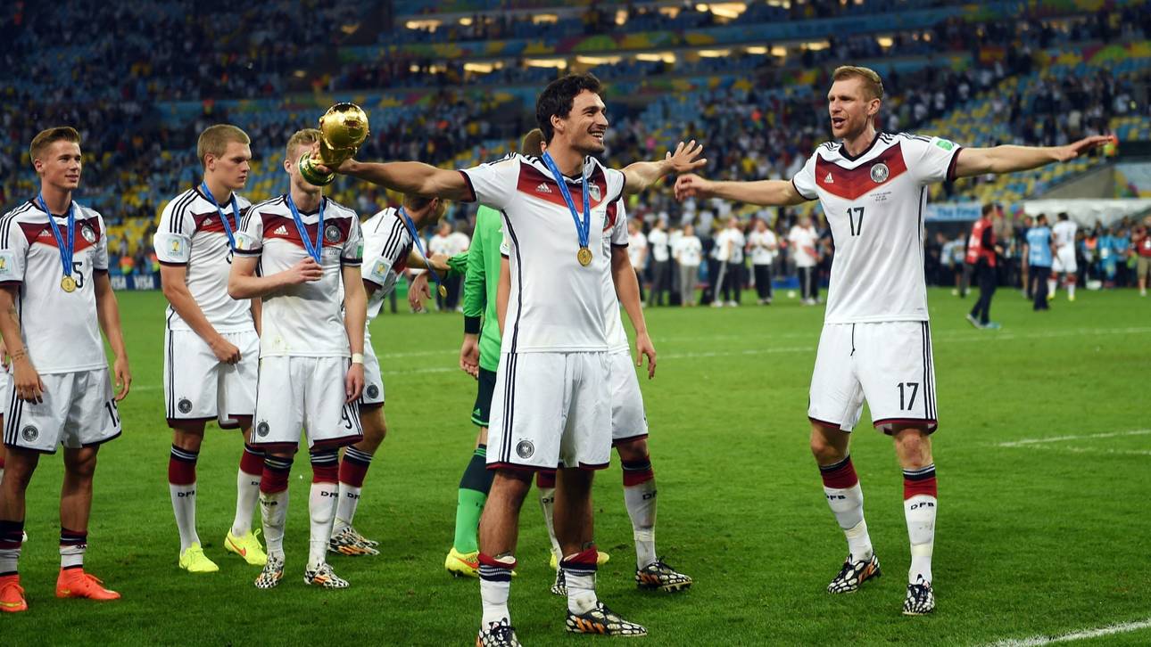 2014: Hummels mit dem WM-Pokal