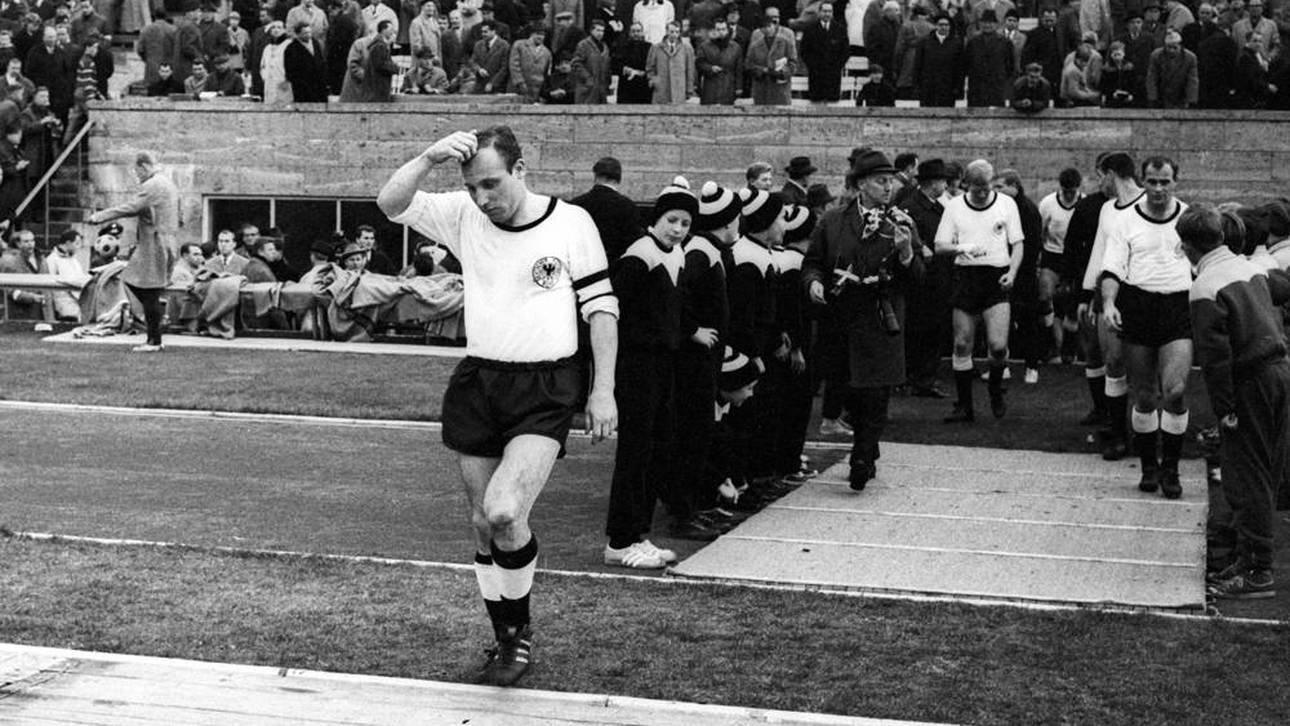 Willi Giesemann bei einem Länderspiel 1964 hinter Kapitän Uwe Seeler