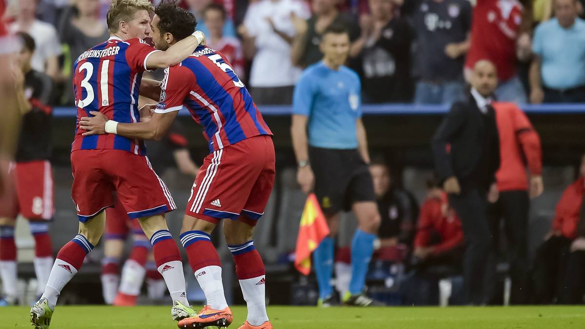 Der Jubel ist groß - geht da doch noch was? Die Münchner sind in der Anfangsphase spielbestimmend