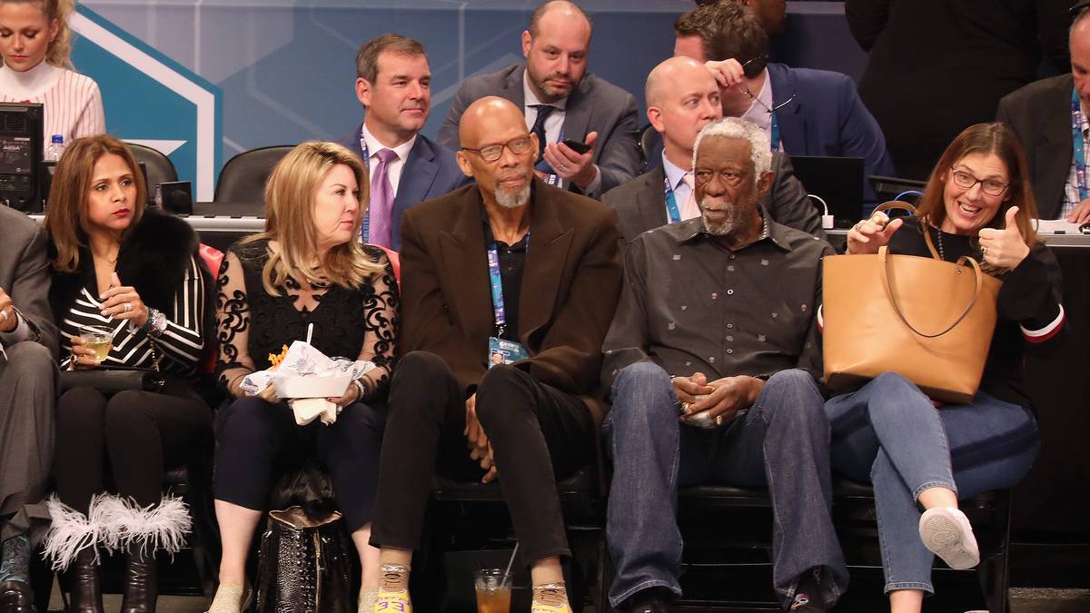 Auch mit inzwischen 71 Jahren ist Abdul-Jabbar noch fit und ein gern gesehener Gast bei NBA-Events - wie hier beim All-Star Game 2019 mit Bill Russell (r.). Seine Marke von 38.387 Punkten überstrahlt nach wie vor die NBA