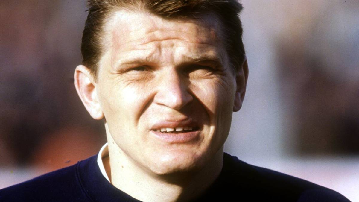 SERGEJ GORLUKOWITSCH, stets finster dreinschauender Innenverteidiger, der 1992 aus Dortmund kam. Robuster Linksfuß, spielte noch 21mal für die Sowjetunion, dann 17 Mal für Russland, 87 Einsätze bei 7 Toren in drei Jahren bei Bayer 05