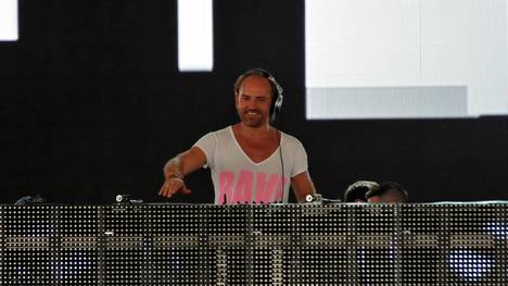 DJ Sven Väth wollte während seines Konzerts nicht auf die EM verzichten
