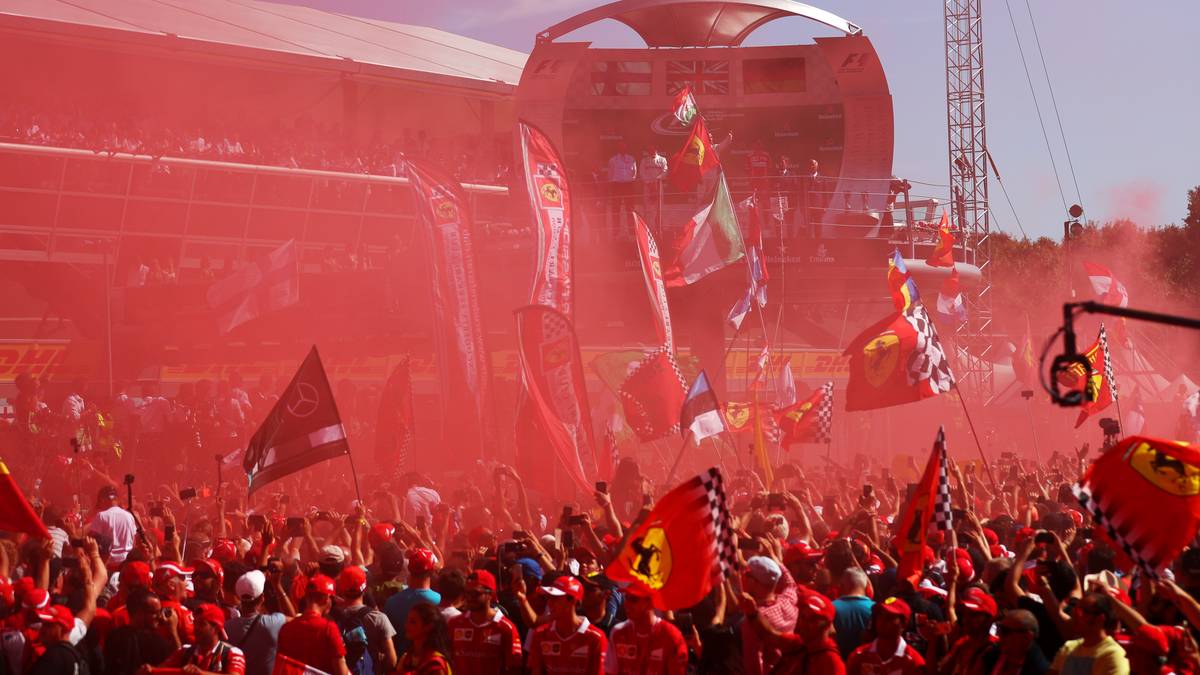 Dies hindert die Tifosi aber nicht daran, während der Siegerehrung eine rote Vollgasparty zu veranstalten