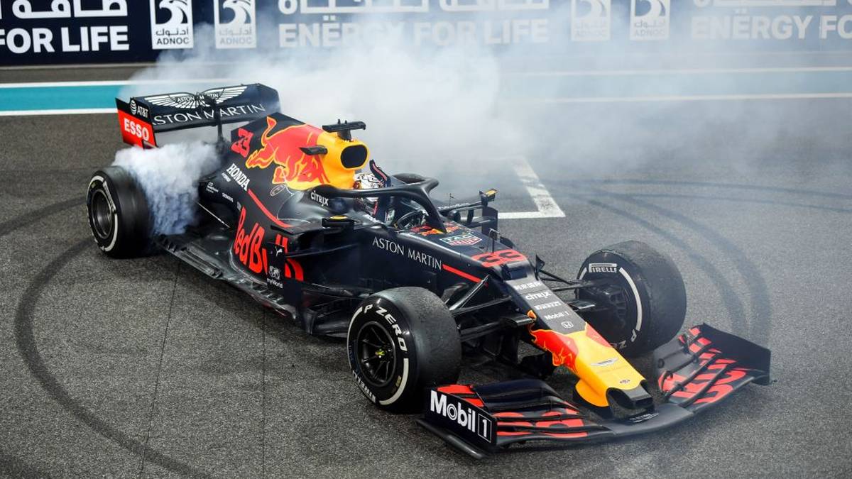 Denn sein Sohn Max gilt als kommender Weltmeister, war 2015 im Alter von nur 17 Jahren der jüngste Fahrer in der Formel-1-Geschichte und arbeitete sich in Rekordzeit von Toro Rosso zu Red Bull hoch. Mit gerade einmal 22 Jahren hat er 102 und damit nur fünf Rennen weniger als sein Vater absolviert, feierte dafür bereits acht Rennsiege. Der Titel ist bei ihm aber tatsächlich nur eine Frage der Zeit