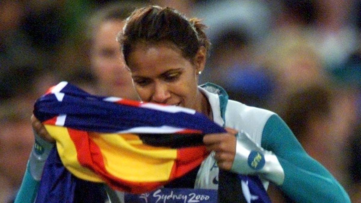 Im 400-m-Finale lief die damals 27-Jährige mit ihrem gewöhnungsbedürftigen Ganzkörperanzug zu Gold - und wurde anschließend von ihren Emotionen überwältigt. Mit Tränen in den Augen saß sie zunächst auf der Tartanbahn, ehe sie sowohl mit der Flagge Australiens als auch - trotz Verbots durch das IOC - mit der Flagge der Aborigines auf die Ehrenrunde ging