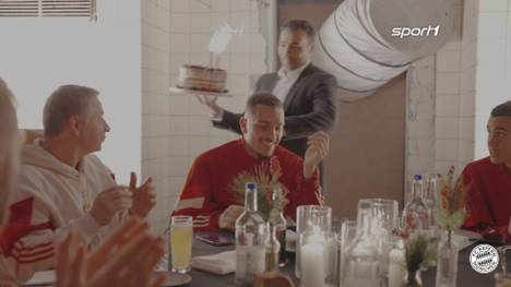 Nach dem Sieg des FC Bayern München in der Champions League gegen Schachtar Donezk erlebt ein Youngster auf dem Bankett eine schöne Überraschung.
