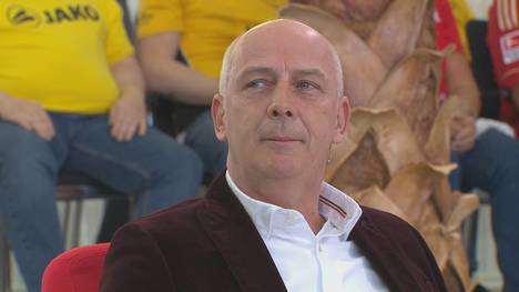 Mario Basler vertritt Stefan Effenberg im STAHLWERK Doppelpass eine kleine Spitze kann sich der Ex-Bayern-Spieler in Richtung seines ehemaligen Mitspielers nicht verkneifen.