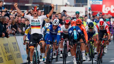 Pascal Ackermann feiert seinen Triumph in Belgien