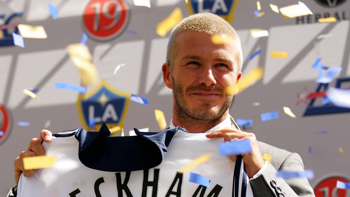 Im Sommer 2007 verabschiedet sich Beckham schließlich vom spanischen Rekordmeister und wechselt in die USA. Bei Los Angeles Galaxy erhält er für seinen Fünf-Jahres-Vertrag nicht nur satte 250 Millionen Dollar Gehalt, sondern zur Begrüßung auch noch einen typisch amerikanischen Konfettiregen