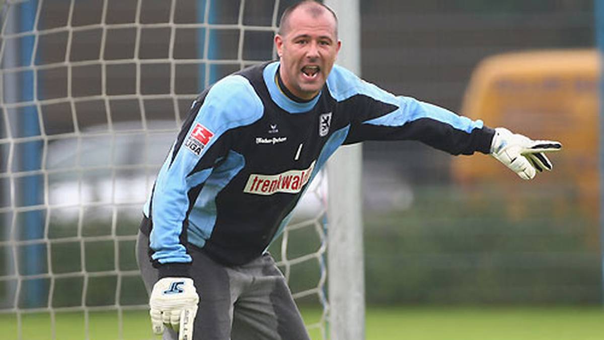 Beim Ortsrivalen des FC Bayern spielte der "Godfather of Jogginghose". Gabor Kiraly darf als Torwart seine graue Buchse tragen, die auch nach seiner "Löwen"-Zeit das Markenzeichen des Ungarn blieb