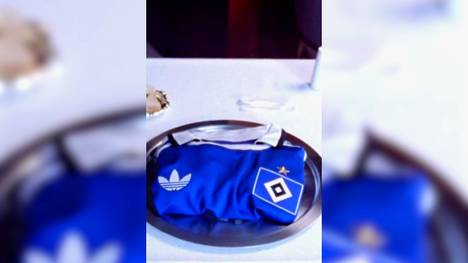 Der Hamburger SV hat sein neues Auswärtstrikot für die Saison 2026/27 vorgestellt. Das Retro-Design ist eine Hommage an die Meistermannschaft von 1979/80 und erinnert zugleich an die kürzlich verstorbenen HSV-Ikone Kevin Keegan. 