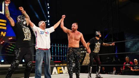 Jon Moxley (2.v.r.) wurde bei AEW Dynamite in eine Falle gelockt