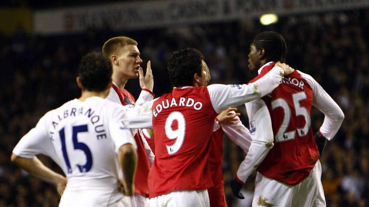 2009 prügelte sich Nicklas Bendtner (l.) mit seinem Teamkollegen Emmanuel Adebayor während des Derbys gegen Tottenham