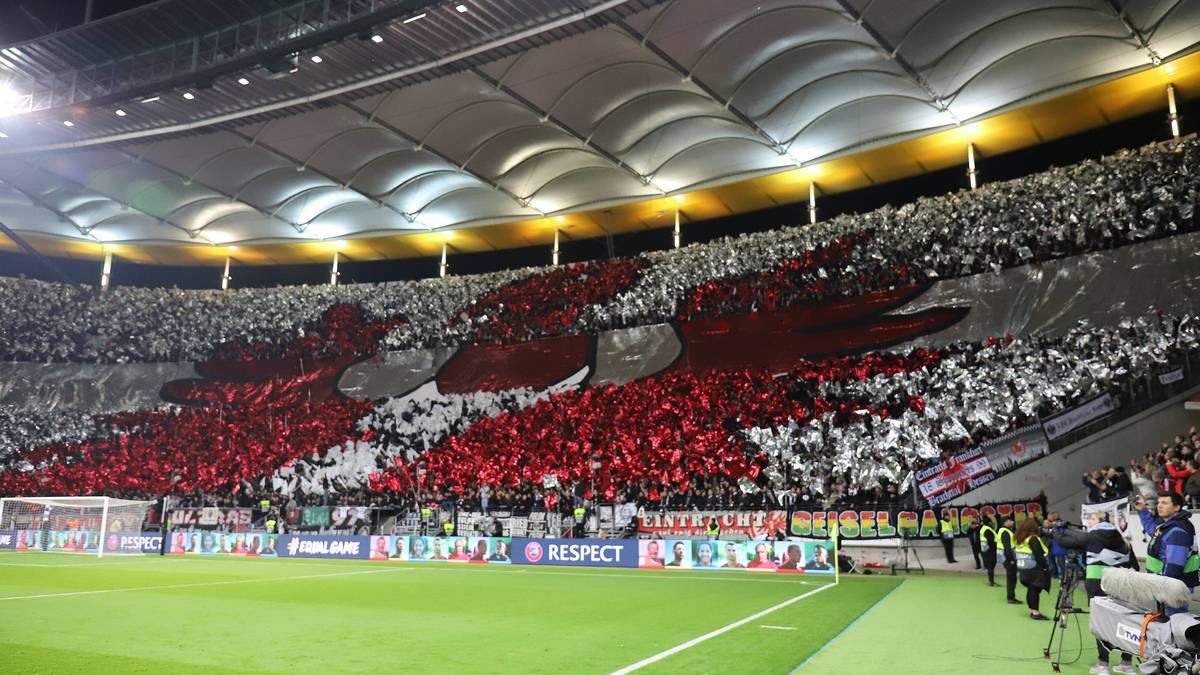 Die Commerzbank-Arena erstrahlt dank roter, schwarzer und weißer glänzenden Fahnen in den Vereinsfarben der SGE. Das Wappentier der Eintracht, der Frankfurter Adler, prägt in zweifacher Ausführung die Nordwestkurve der Arena