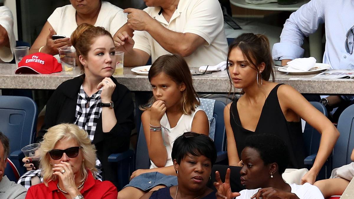 US-Schauspielerin Jessica Alba (1. v. r., obere Reihe) ist auch Mama und nimmt ihren Sprössling gleich ins Arthur-Ashe-Stadion bei den US Open