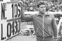 Vor 40 Jahren wirft ein junger DDR-Sportler seinen Speer über 100 Meter weit - und überfordert die Anzeigetafel. Danach ändert der Weltverband die Regeln.