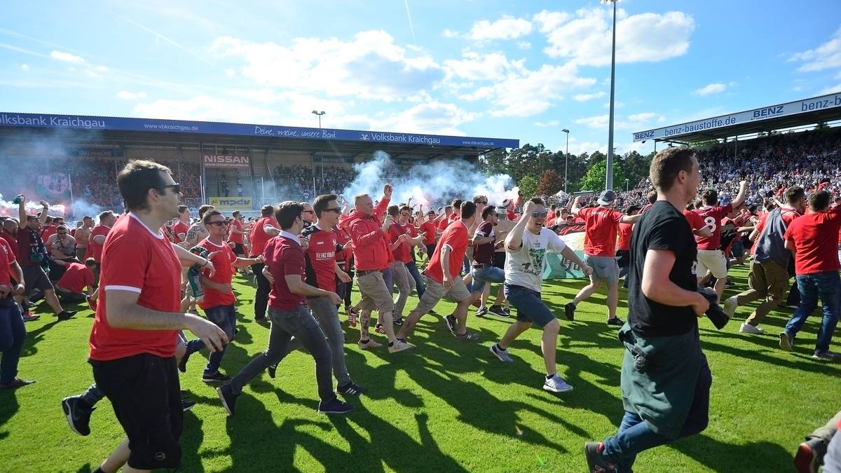 Und auch der Platz wird gestürmt. Die 96-Anhänger vergnügen sich ausgelassen