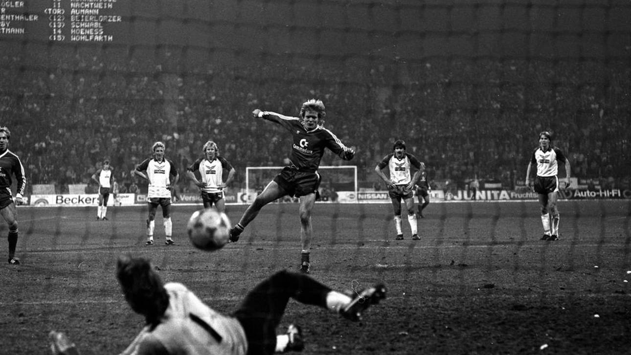 Torwart Dieter Burdenski pariert den Elfmeter von Sören Lerby  doch Dieter Hoeneß erzielt anschließend im Nachschuss das Tor zum 2:1