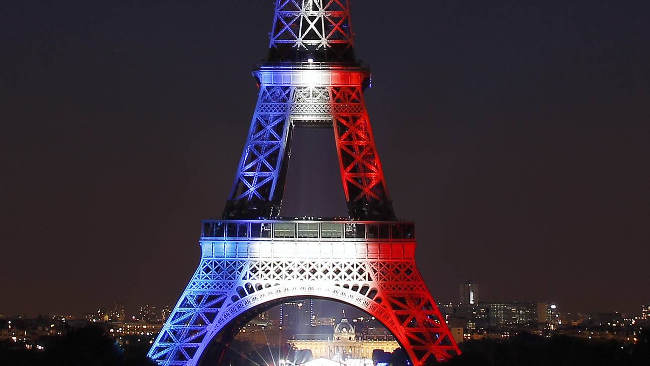 Eiffelturm erstrahlt in Nationalfarben