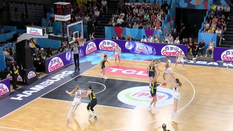 Die deutsche Basketball-Nationalmannschaft der Frauen feiert in Hamburg gegen Schweden einen fast perfekten Start in die EM. Das freut auch Geburtstagskind Dirk Nowitzki.