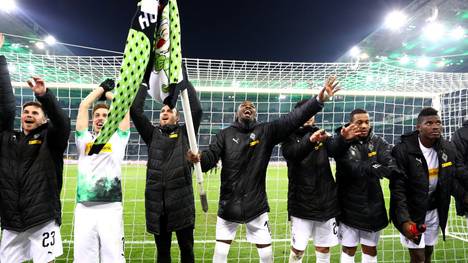 MOENCHENGLADBACH, GERMANY - DECEMBER 01: Marcus Thuram of Borussia Monchengladbach holds a corner flag as hecelebrates with his team mates during the Bundesliga match between Borussia Moenchengladbach and Sport-Club Freiburg at Borussia-Park on December 01, 2019 in Moenchengladbach, Germany. (Photo by Lars Baron/Bongarts/Getty Images)