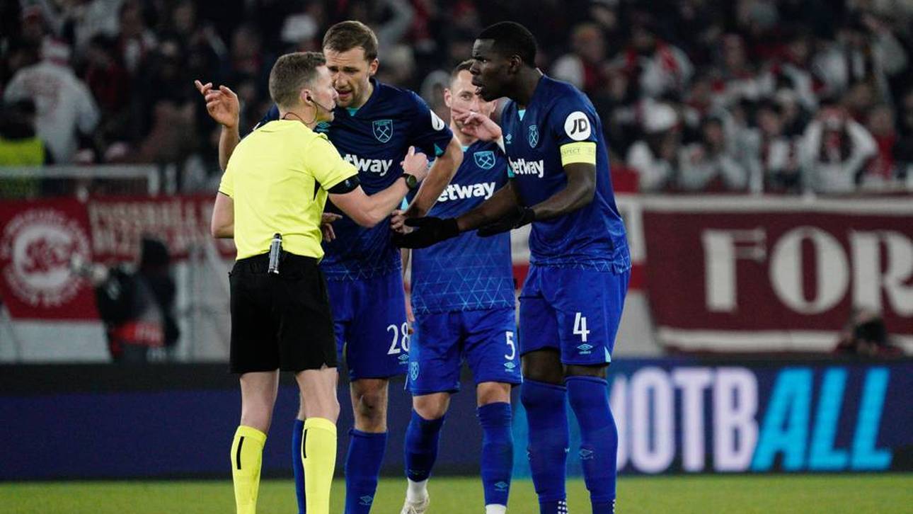 Schiedsrichter Alejandro José Hernandez Hernandez entschied nicht auf Elfmeter - zum Ärger von Tomas Soucek und Kurt Zouma