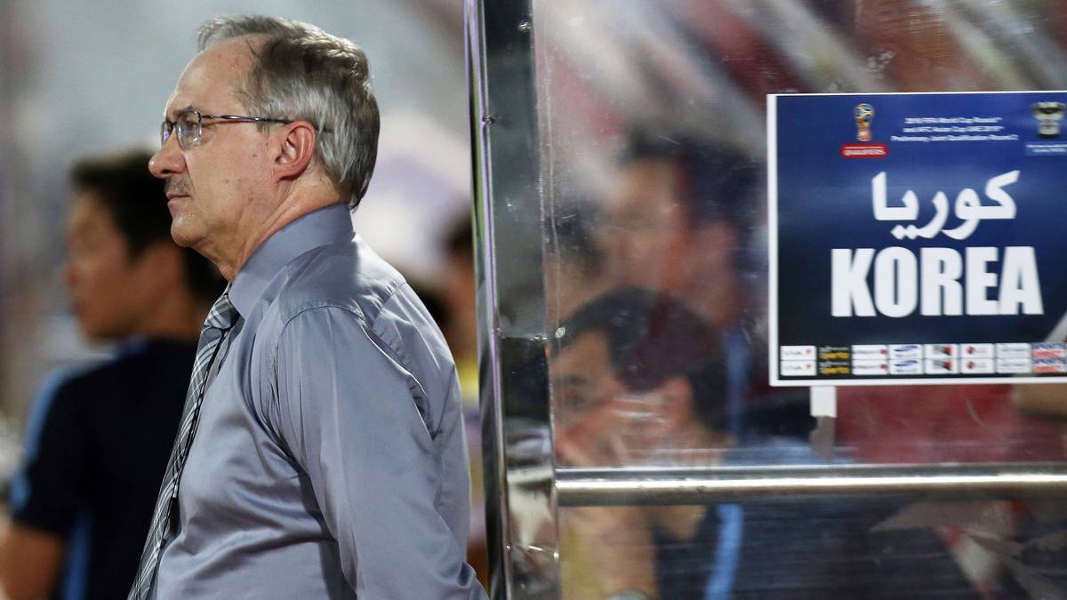 ULI STIELIKE: Auch Stielike wechselte 2006 ins Ausland, nachdem er zuvor zahlreiche deutsche Junioren-Auswahlteams betreut hatte. Zunächst übernahm er die Nationamannschaft der Elfenbeinküste, wechselte dann in die Schweiz zum FC Sion (2008), um dann in die Arabischen Emirate zu gehen (2009). Erfolgreiche Arbeit leistet Stielike seit er im September 2014 das Nationalteam Südkoreas übernahm - bei der Asienmeisterschaft 2015 wurde er erst im Finale von Gastgeber Australien gestoppt   
