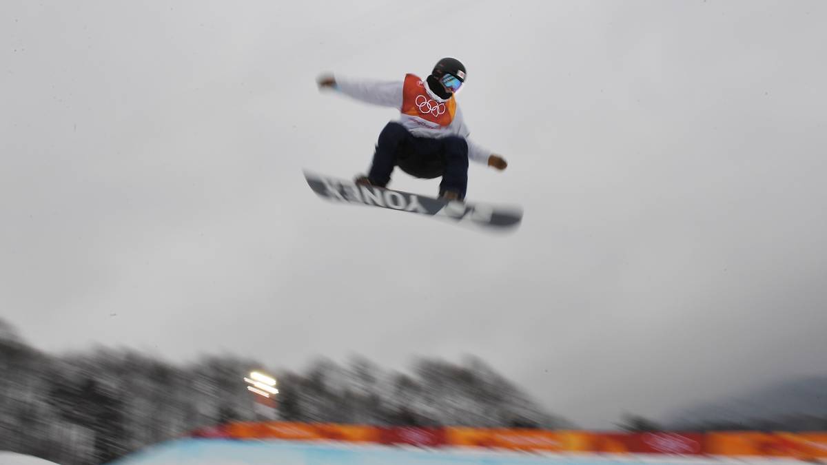 Ein furchterregender Sturz des erst 16-jährigen Japaners Yuto Totsuka ließ die Massen erstummen. Der jüngste Teilnehmer der Konkurrenz war bei einem Versuch, einen sogenannten "Double Corkscrew" zu zeigen, aus nahezu fünf Metern Höhe auf den Rand der Halfpipe geknallt,..