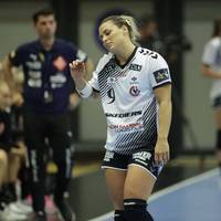 Die Handballerinnen vom Team Esbjerg erleben beim Endspiel-Einzug um die Meisterschaft irre Momente. Im Fokus dabei: Der Siebenmeter-Punkt und Star-Spielerin Nora Mork.