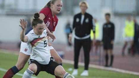 Marina Hegering (l) fehlt dem DFB-Team gegen Frankreich 
