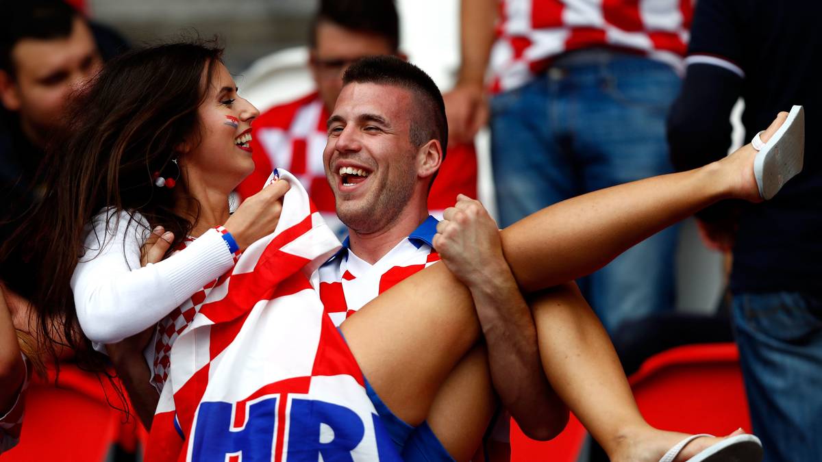 Die kroatischen Anhänger fallen eher durch kuriose Aktionen auf. Dieser Mann nimmt eine Frau (seine Partnerin?) auf den Arm