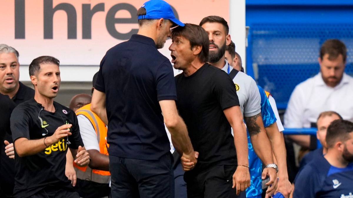 Nach der Partie Chelsea-Tottenham schaut Antonio Conte Thomas Tuchel nicht in die Augen. Der zieht ihn ruppig zu sich und es entsteht fast eine Schlägerei. Beide sehen die Szene nicht so eng.