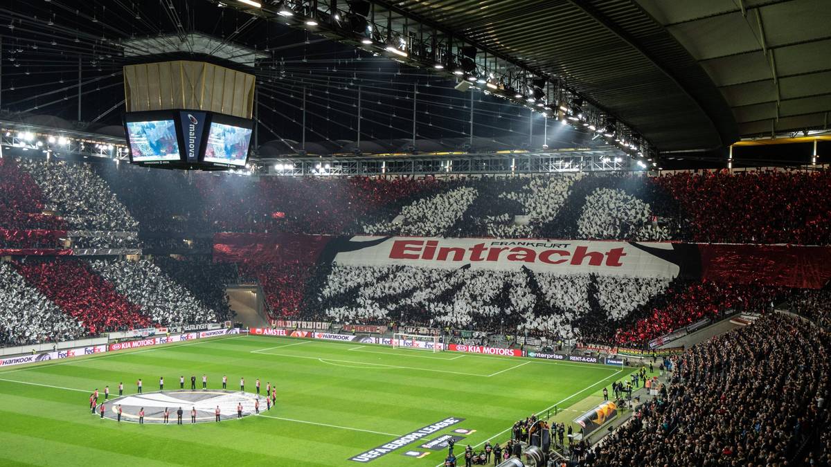Der Adler leitet sich aus dem Stadtwappen der Stadt Frankfurt ab. 1980 wurde der stilisierte Adler in Schwarz und Weiß eingeführt. Anlässlich der 100-Jahr-Feier 1999 entschied der Verein, wieder zum traditionellen roten Adler zurückzukehren.