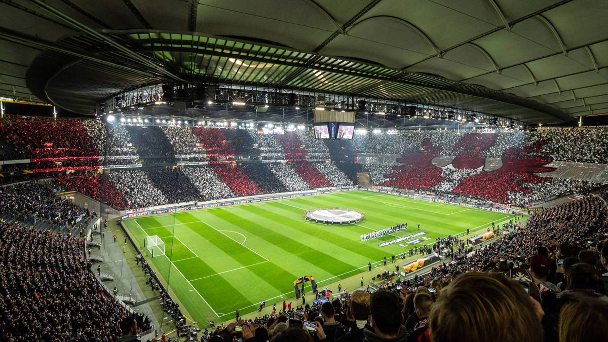 Spektakel in Frankfurt schon vor dem Anpfiff. Wie im ersten Heimspiel gegen Lazio Rom sorgen die Fans der Eintracht auch gegen Apollon Limassol für ein optisches Highlight und Gänsehautatmosphäre