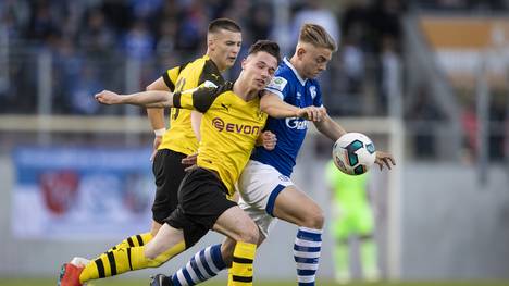 Der FC Schalke 04 rettete im Halbfinal-Hinspiel ein spätes Remis gegen Borussia Dortmund